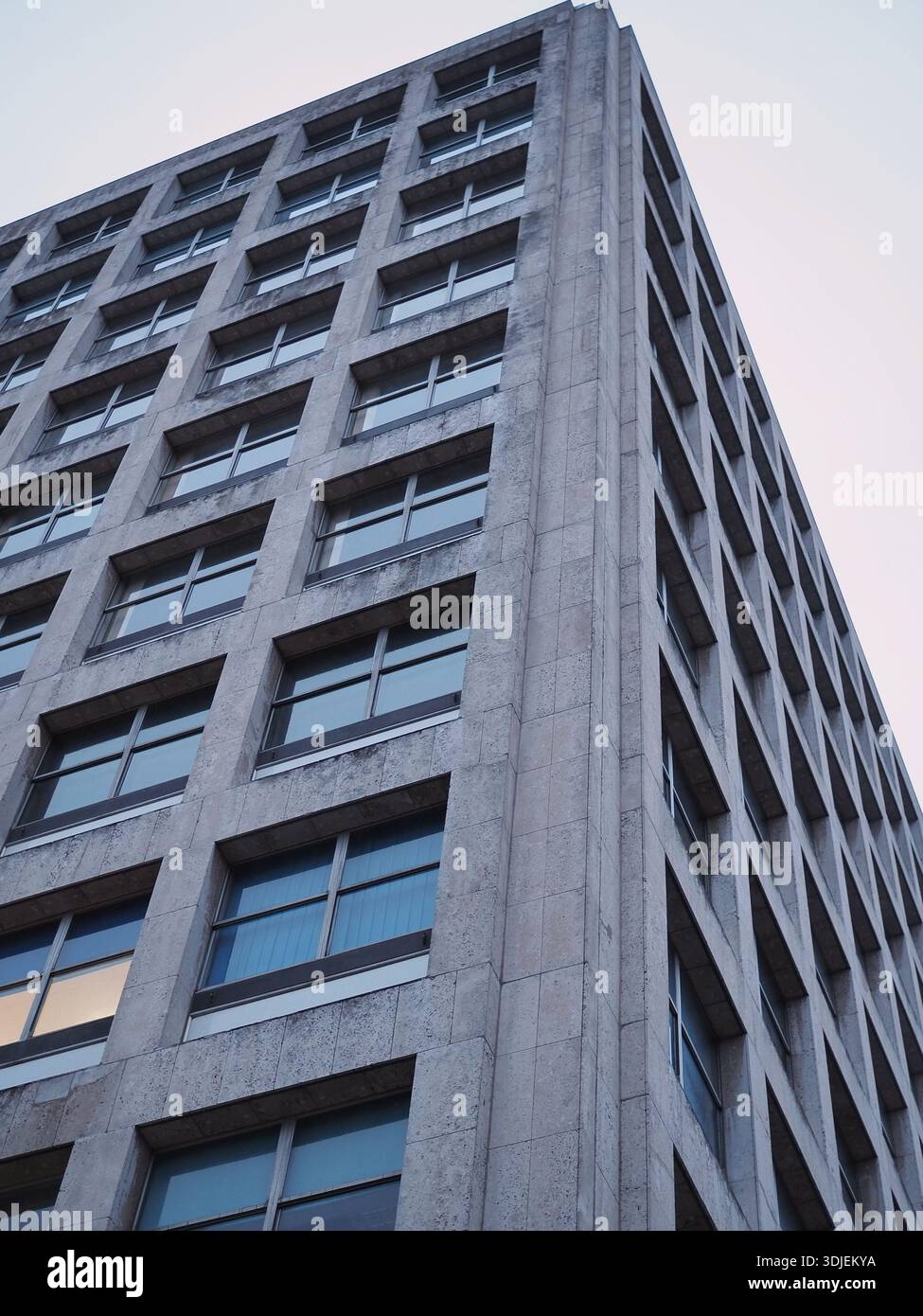 Mander House - un blocco di uffici completato nel 1968. Situato nel Mander Shopping Centre di Wolverhampton - gennaio 2026 Foto Stock