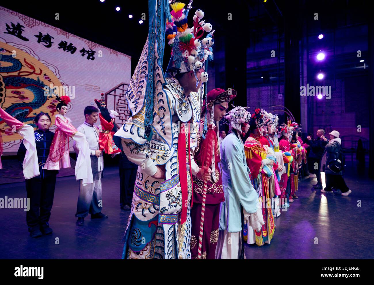 Al termine dello spettacolo, gli artisti d'opera cinesi si esibiscono sul palco, mostrando costumi tradizionali e gesti cerimoniali Foto Stock