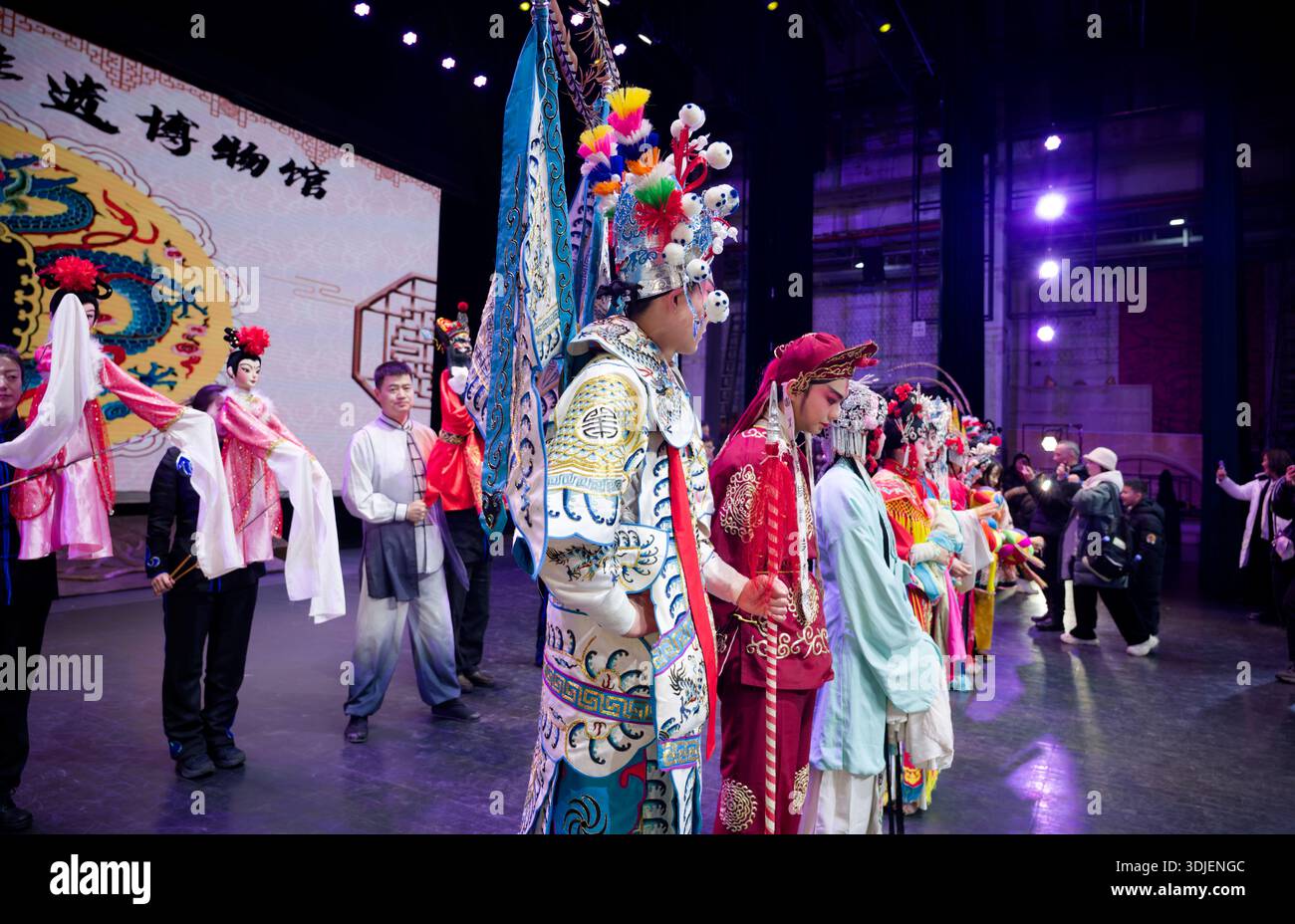 Gli artisti d'opera tradizionali cinesi si esibiscono sul palco durante uno spettacolo culturale dal vivo a Xi'an, pochi istanti dopo l'applauso finale Foto Stock