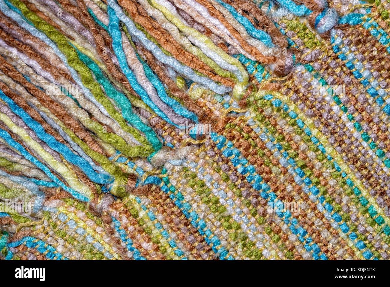 Il dettaglio delle nappine lavorate a maglia sul bordo di un piumone Foto Stock