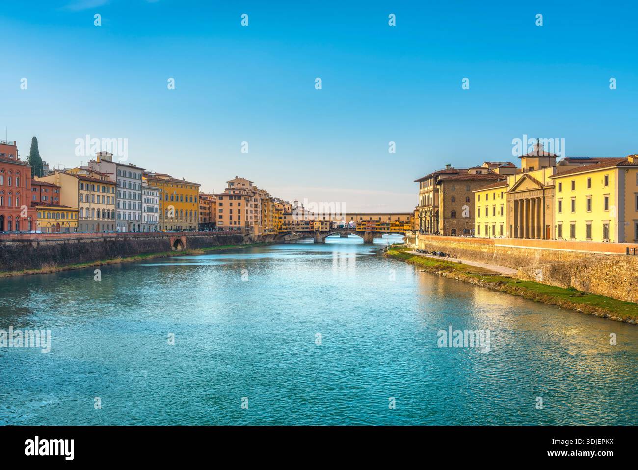 Vista dello storico Ponte Vecchio sul fiume Arno a Firenze. Architettura classica e edifici colorati che si riflettono nell'acqua, in Toscana Foto Stock