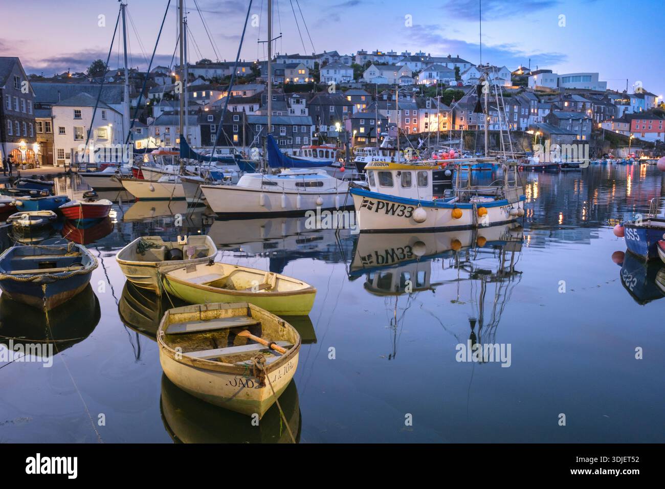 Vista serale sul porto di Mevagissey, Cornovaglia Foto Stock