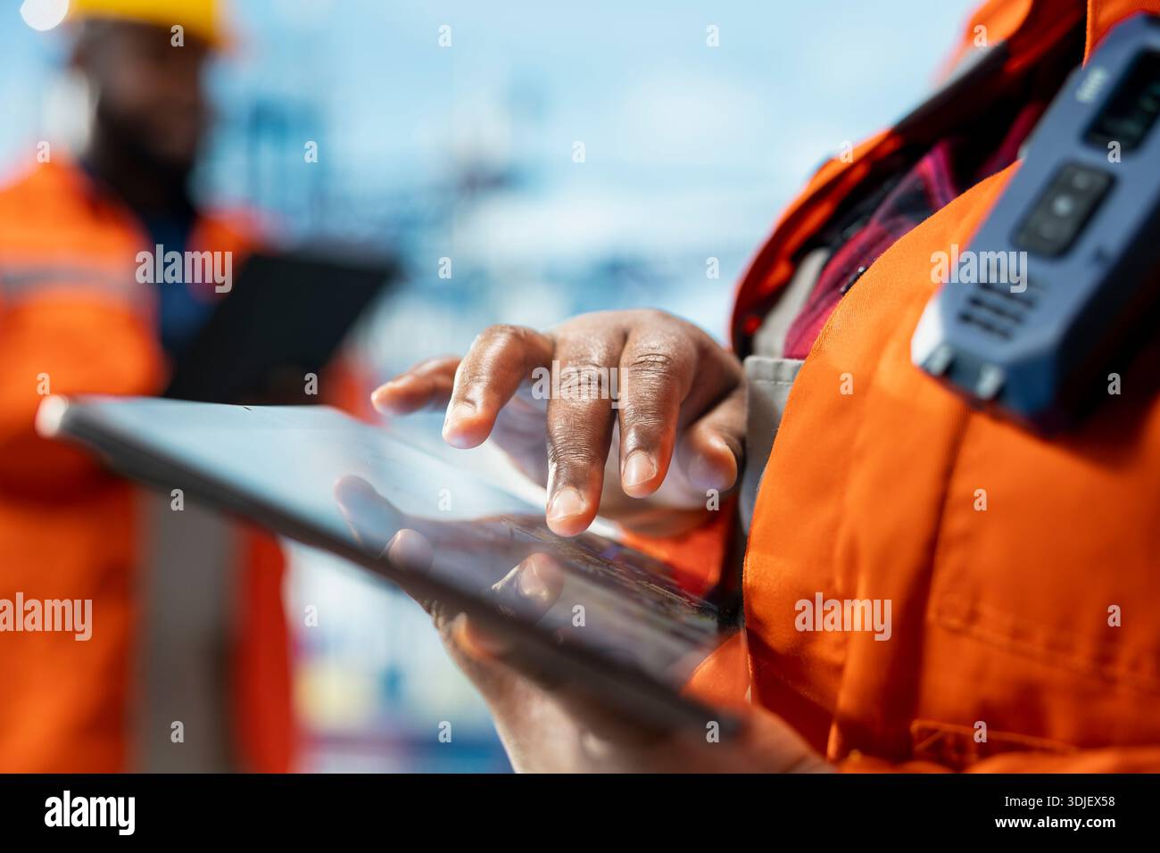 Primo piano del lavoratore della piattaforma offshore che supervisiona le operazioni del ponte con il dispositivo, garantendo la conformità ai protocolli di sicurezza. Tecnico chiatte che esegue la manutenzione preventiva delle attrezzature per carri di perforazione Foto Stock