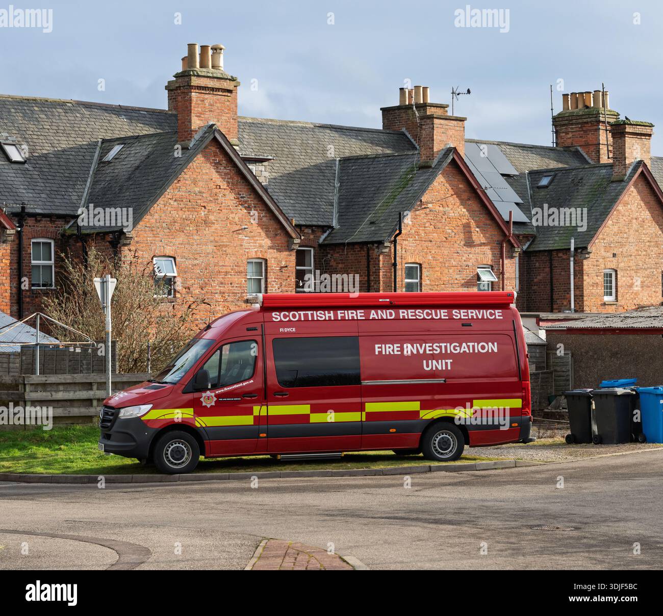 Un furgone della Scottish Fire and Rescue Service Fire Investigation Unit parcheggiato all'esterno del 5 Railway Terrace di Brora, Scozia. Foto Stock