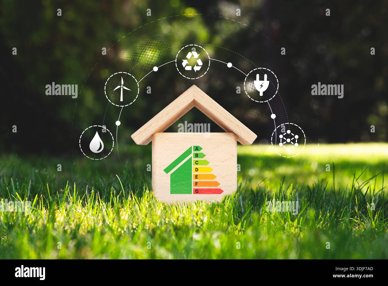 Efficienza energetica, fonti energetiche rinnovabili e sostenibili. Casa fatta di blocchi di legno Foto Stock