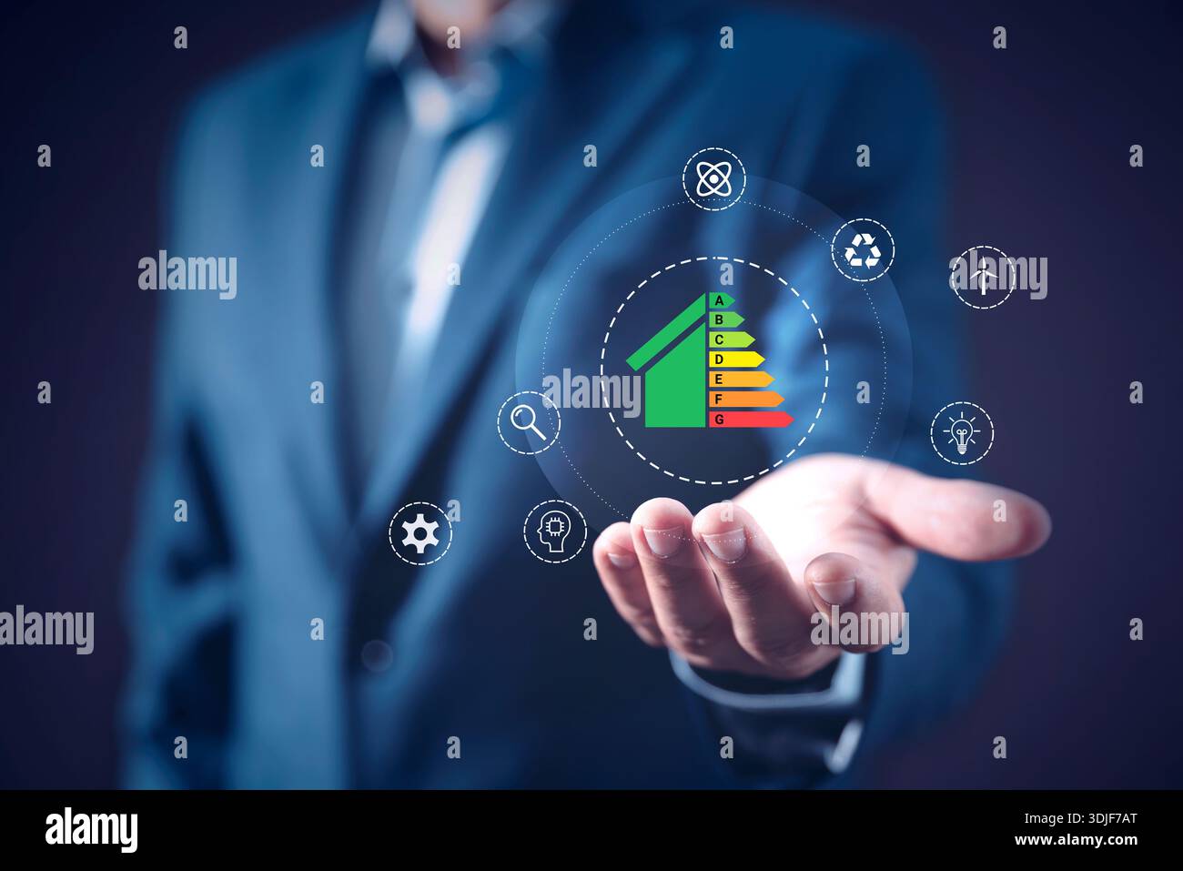 Efficienza energetica, fonti energetiche rinnovabili e sostenibili. Concetto con l'uomo che tiene le icone Foto Stock