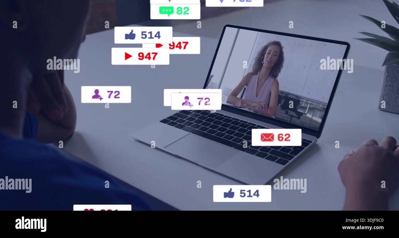 Guardare un notebook aperto che mostra il presentatore in un top senza maniche all'ufficio domestico, con badge social Foto Stock