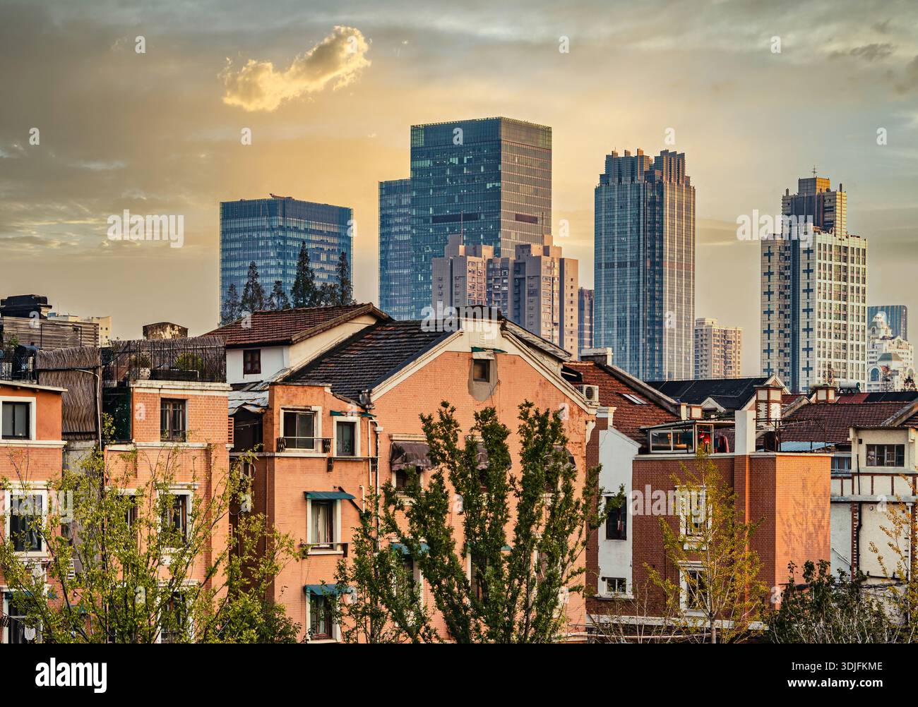 Bassi edifici storici in contrasto con alti edifici distanti Foto Stock