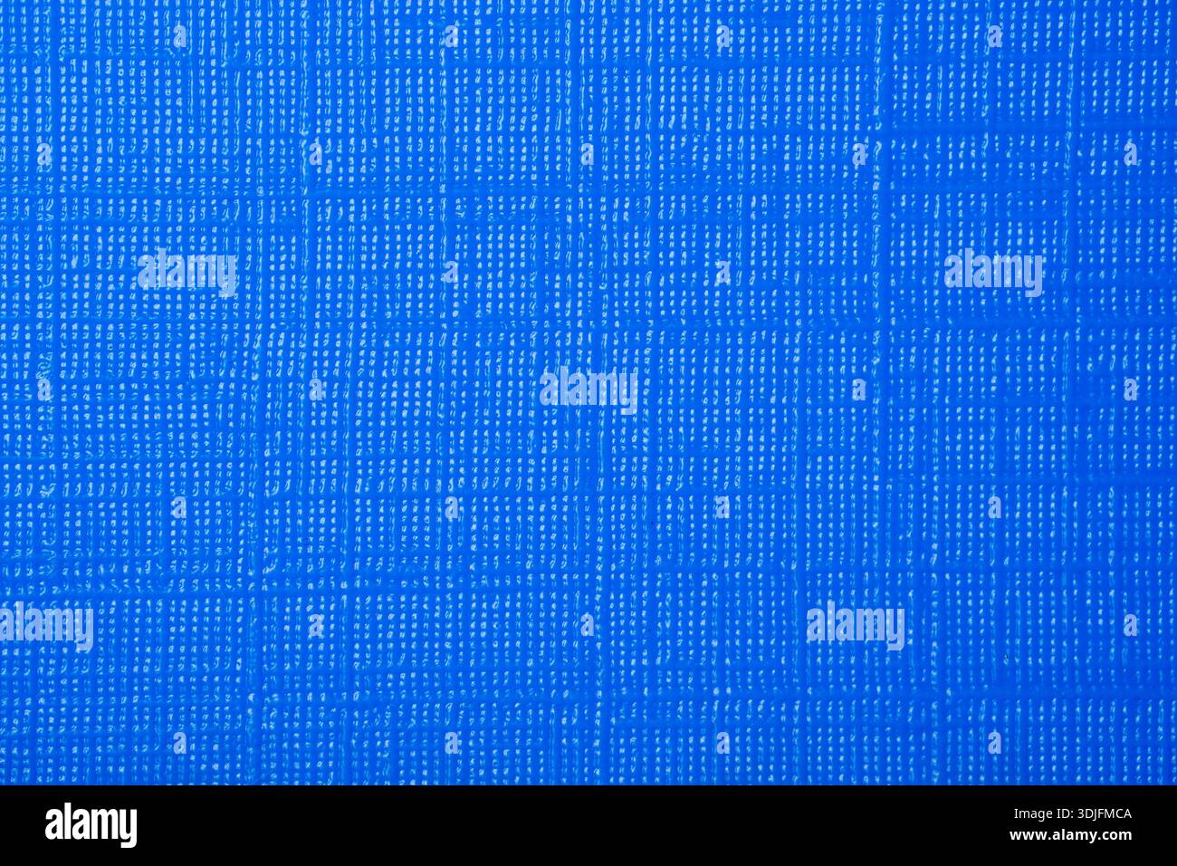 Foto macro full-frame con superficie blu brillante, con tratteggio trasversale o motivo simile al lino da una copertina del libro Foto Stock
