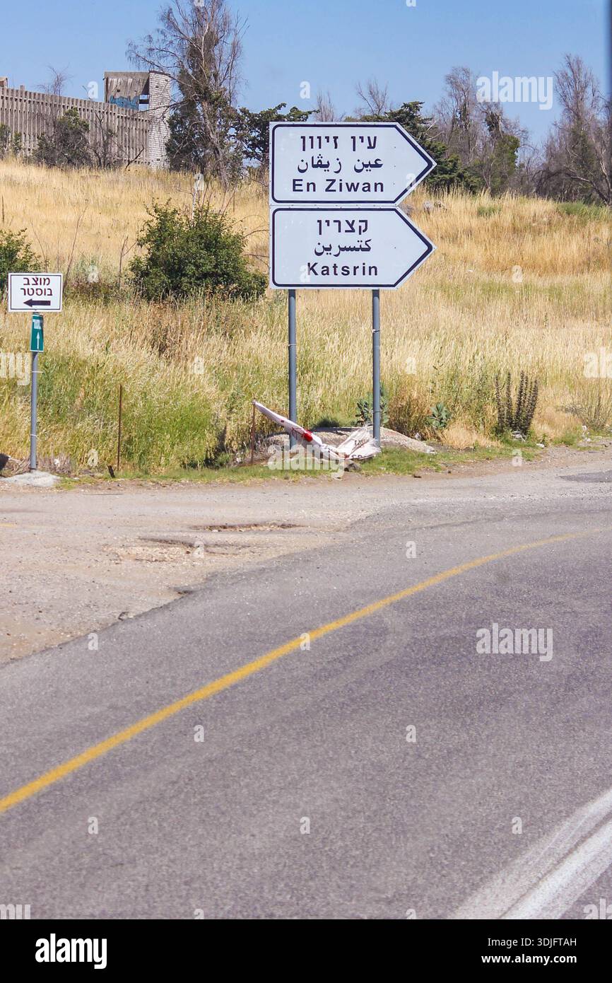 I cartelli stradali israeliani trilingue indirizzano i viaggiatori verso EN Ziwan e Katsrin, Israele. Foto Stock