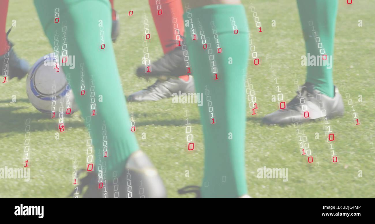 Piedi di battaglia in calze verdi rosse alte al ginocchio, scarpe da calcio che inseguono palla da calcio su erba con rivestimento binario Foto Stock