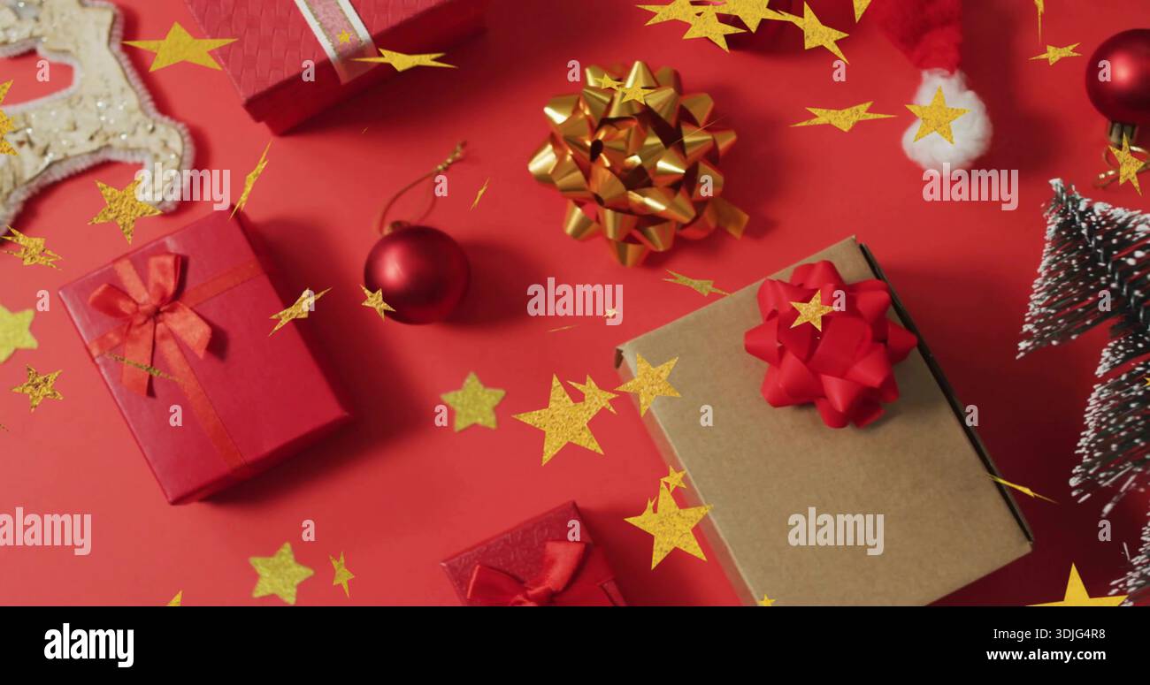 Esposizione della confezione regalo kraft con fiocco rosso su un tavolo rosso, regali rossi, fiocco oro, spazio copia Foto Stock
