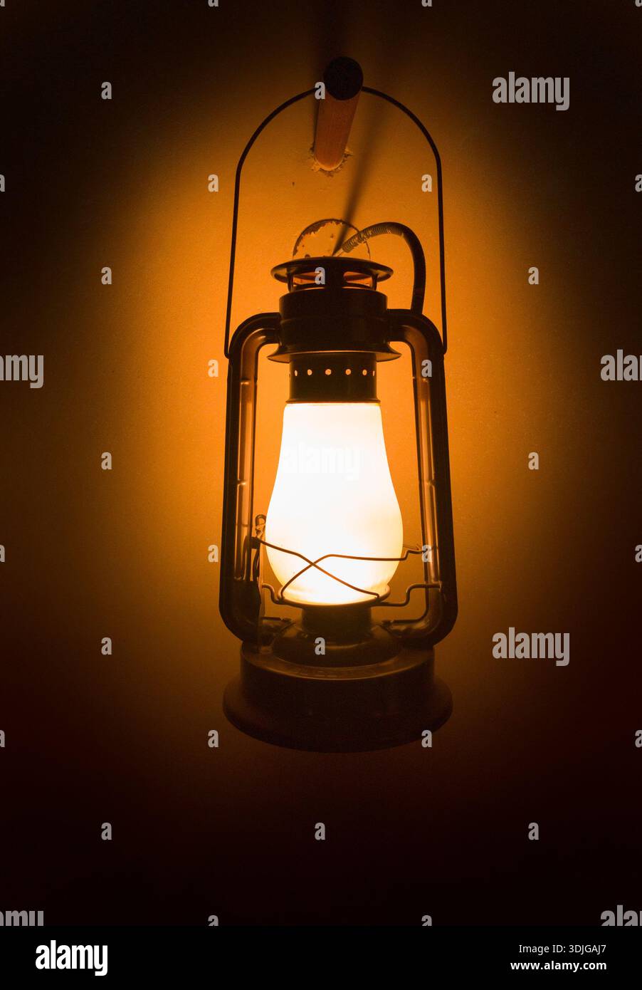 Lampada a paraffina Hurricane, illuminata da una calda luce soffusa Foto Stock