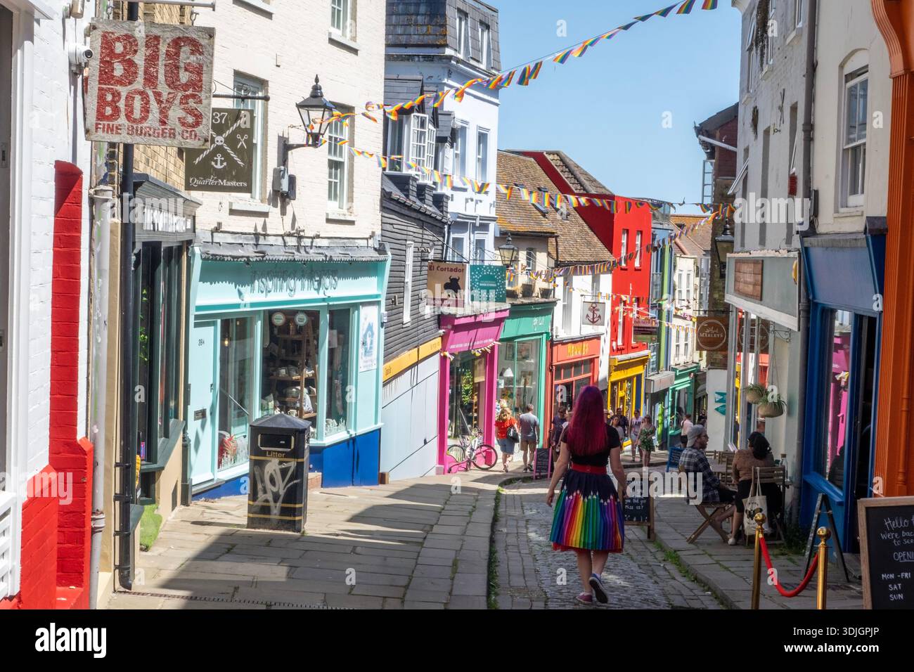 Folkestone, negozi colorati lungo la ripida Old High Street acciottolata, Kent, Regno Unito Foto Stock