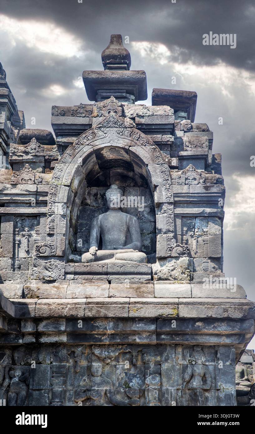 Dettaglio architettonico del Tempio di Borobudur con una statua di Buddha seduta all'interno di una nicchia di pietra, Giava centrale, Indonesia. Foto Stock