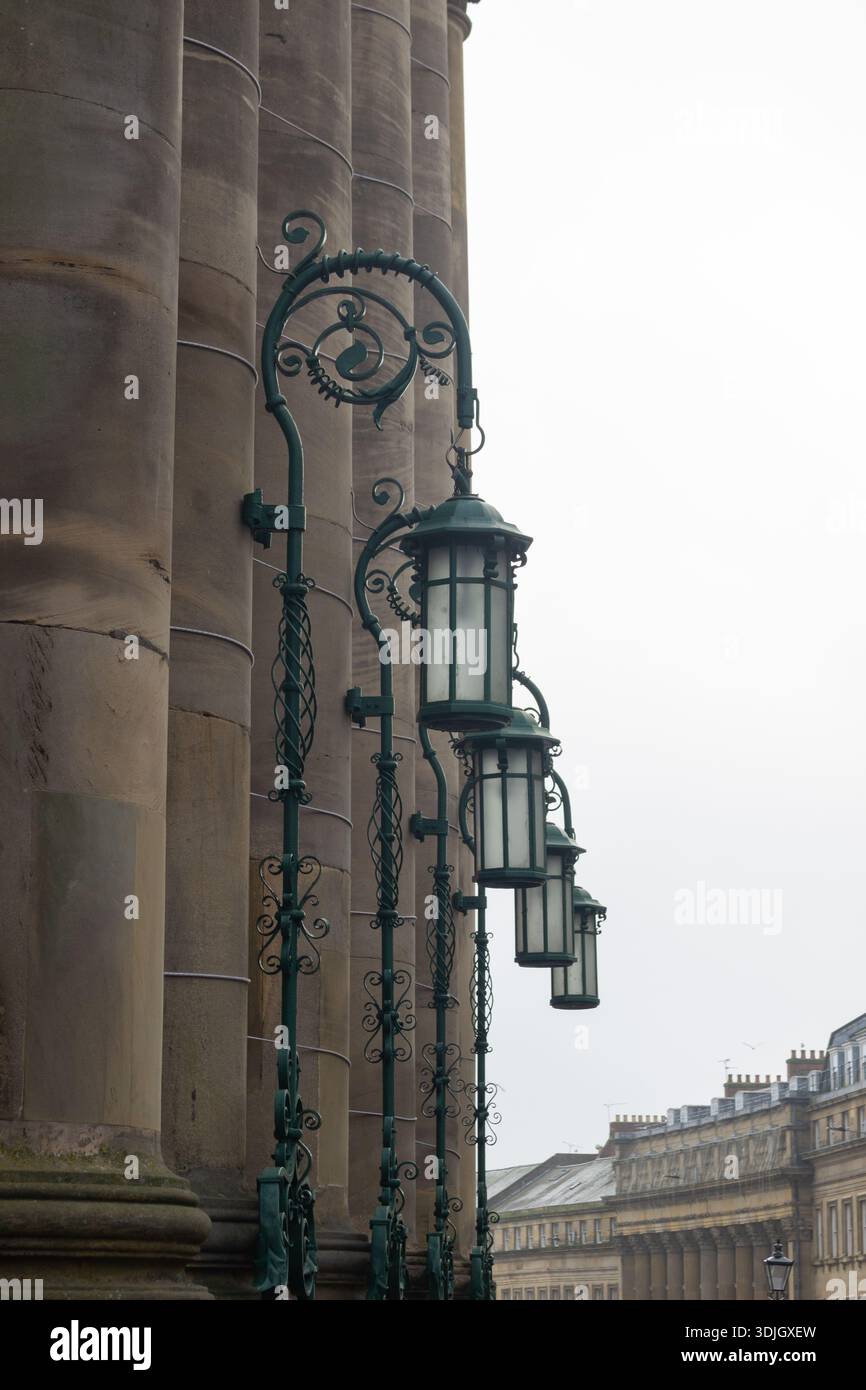 Lanterne all'esterno del Theatre Royal, Newcastle, Regno Unito Foto Stock