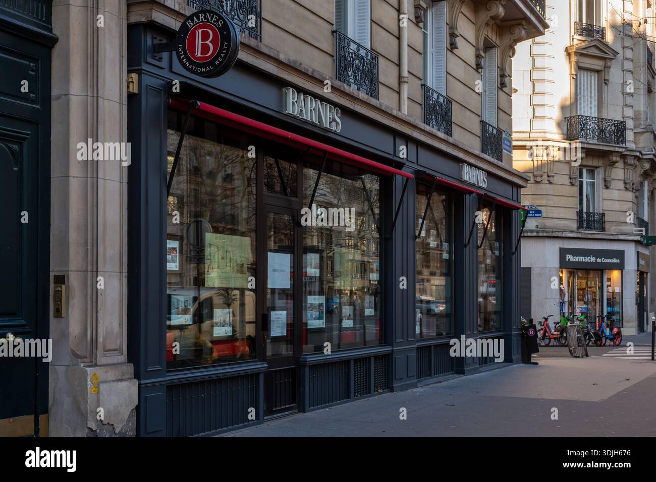 Una filiale dell'agenzia immobiliare di lusso Barnes International nel 17° arrondissement di Parigi Foto Stock