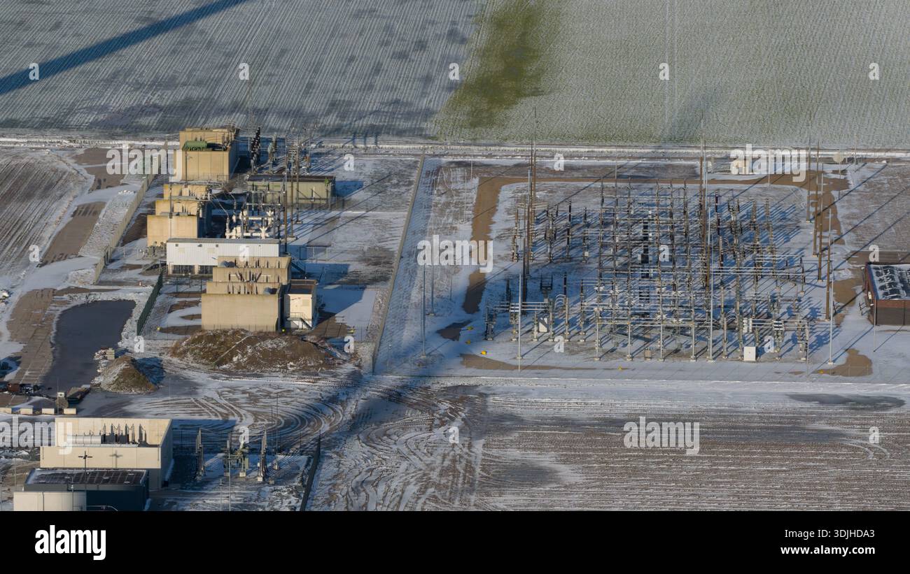 Centrale elettrica industriale e sottostazione elettrica nel paesaggio invernale Foto Stock