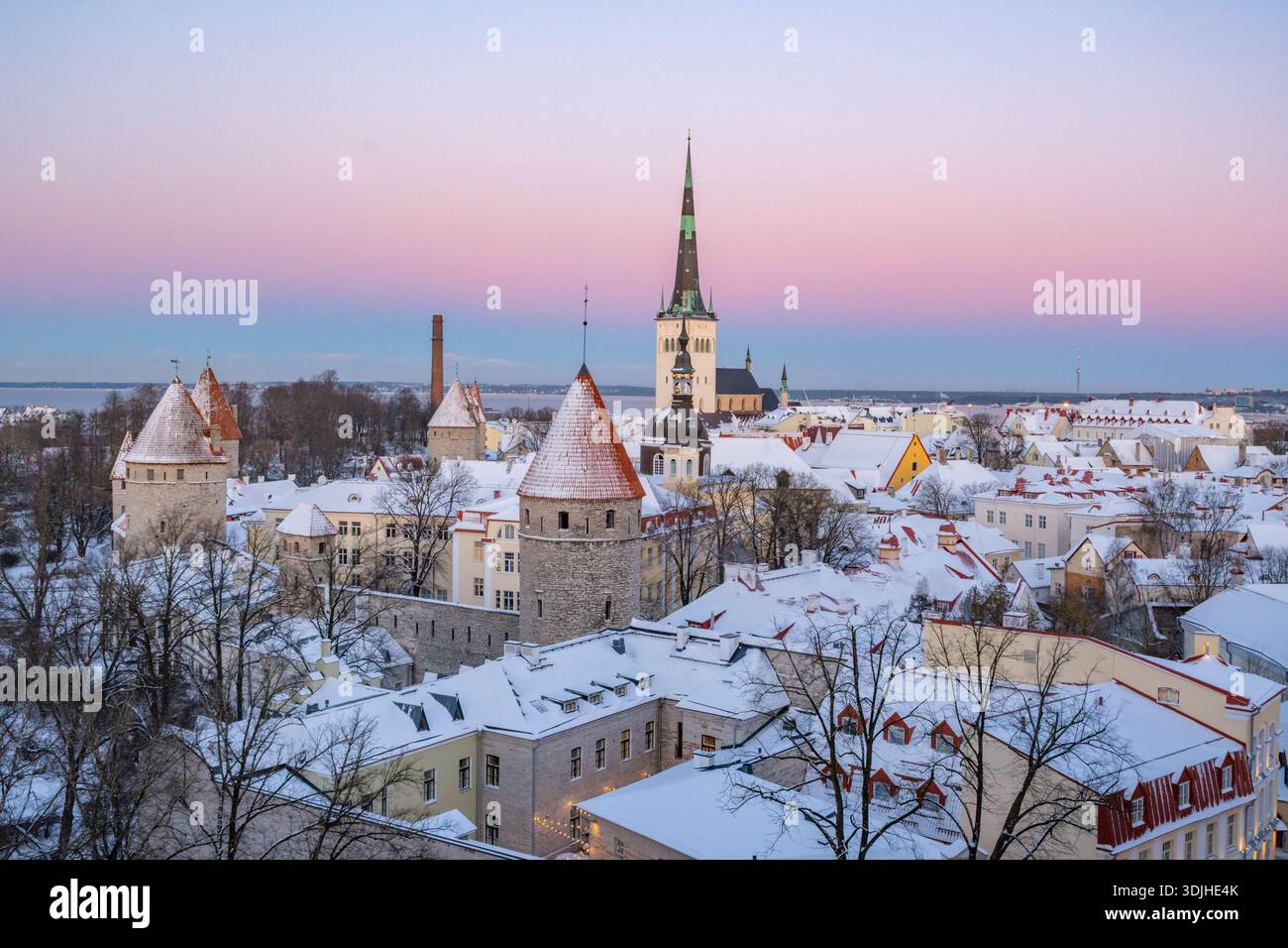 Oleviste kogudus Oleviste kirk e la città vecchia dalla piattaforma panoramica di Patkuli. Tallinn, Estonia. Foto Stock