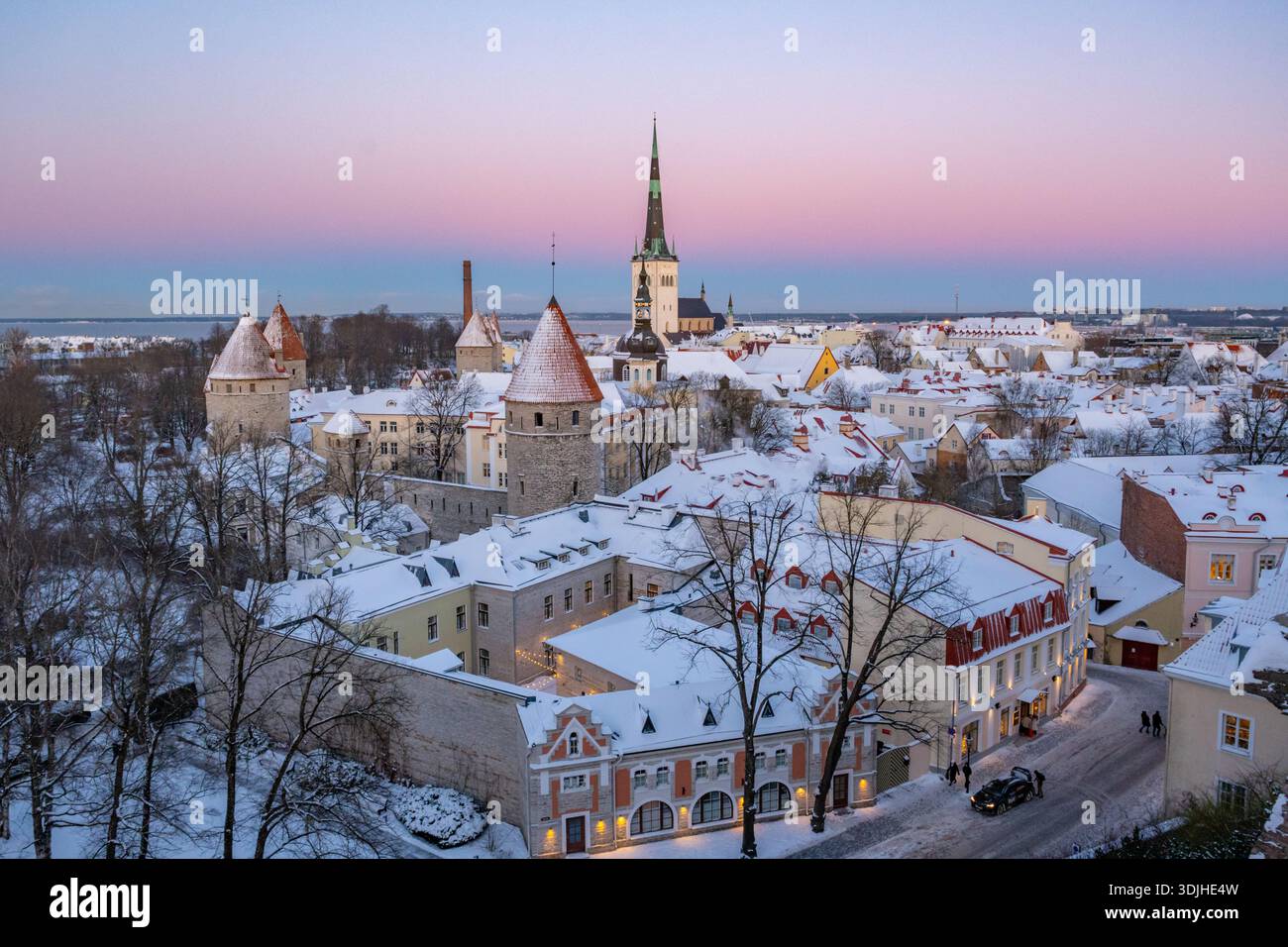 Oleviste kogudus Oleviste kirk e la città vecchia dalla piattaforma panoramica di Patkuli. Tallinn, Estonia. Foto Stock