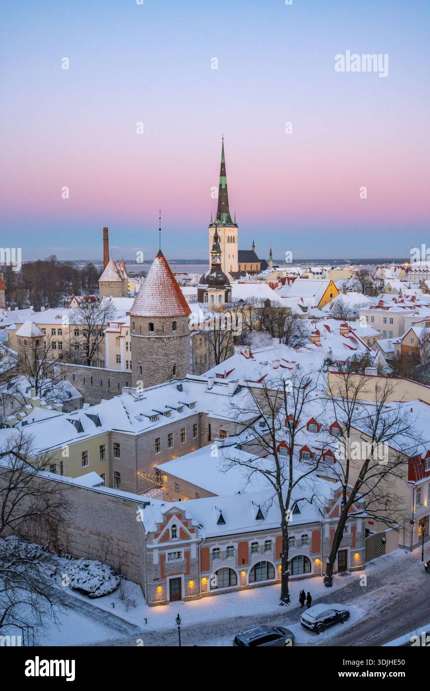 Oleviste kogudus Oleviste kirk e la città vecchia dalla piattaforma panoramica di Patkuli. Tallinn, Estonia. Foto Stock