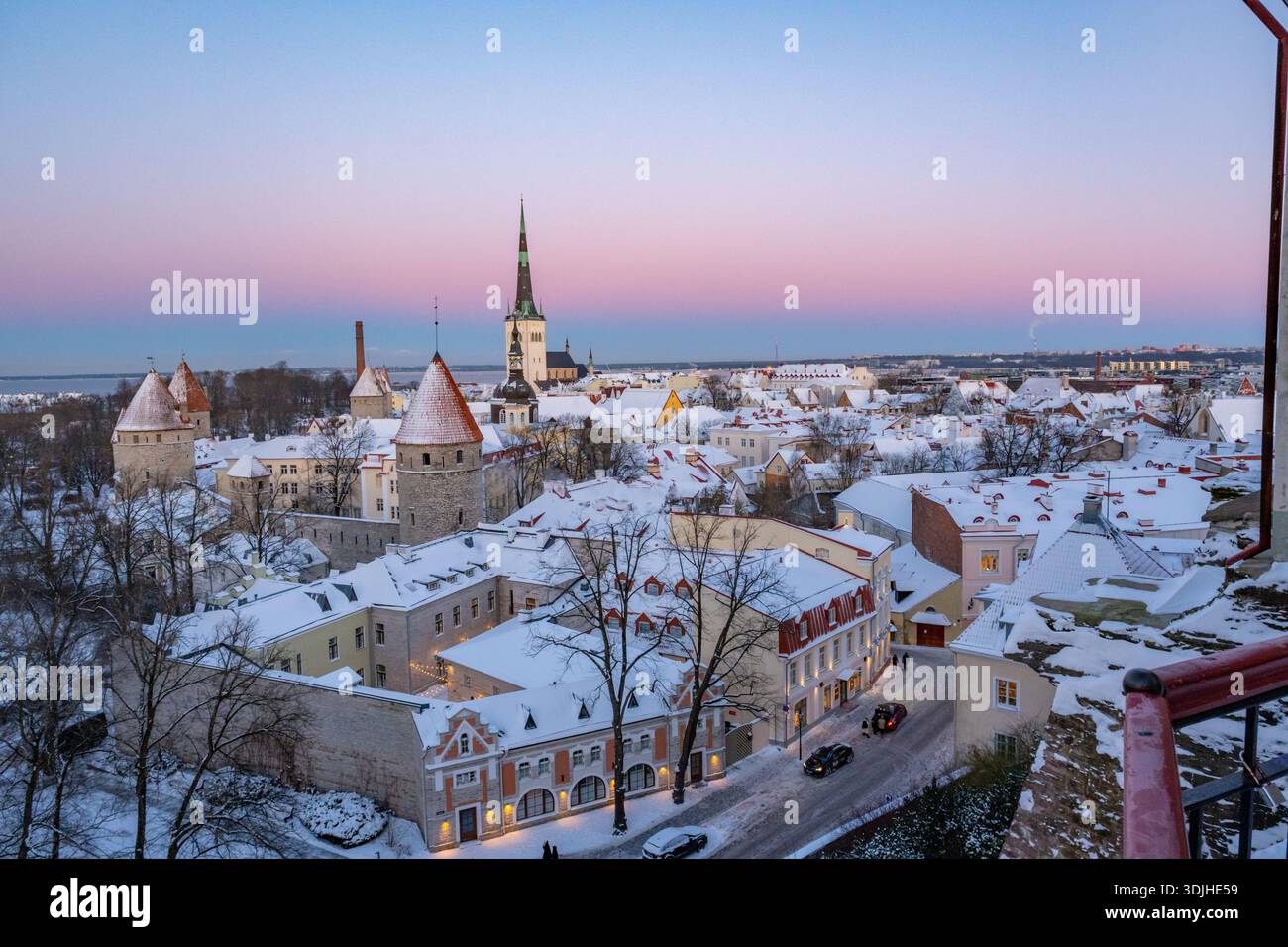 Oleviste kogudus Oleviste kirk e la città vecchia dalla piattaforma panoramica di Patkuli. Tallinn, Estonia. Foto Stock