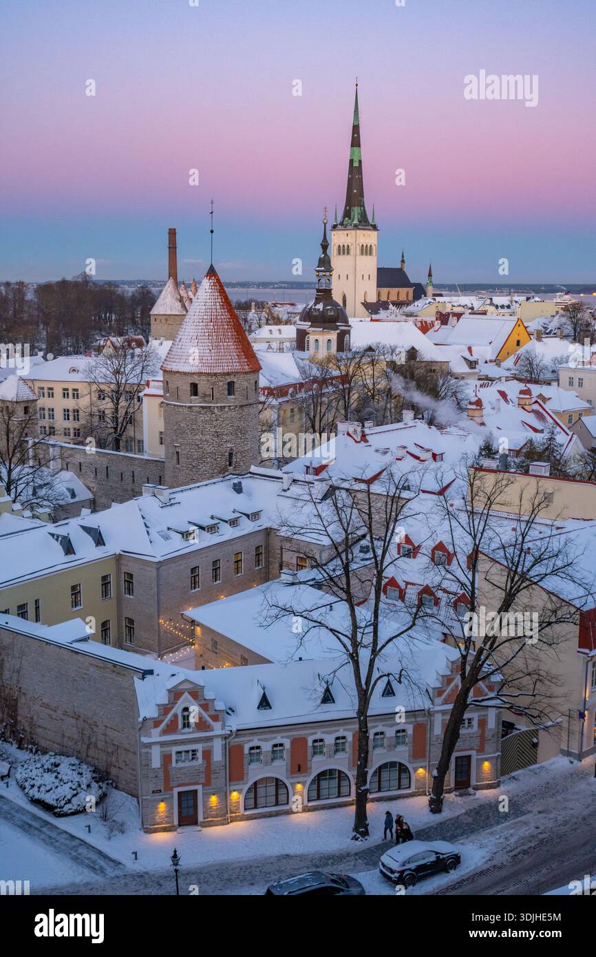 Oleviste kogudus Oleviste kirk e la città vecchia dalla piattaforma panoramica di Patkuli. Tallinn, Estonia. Foto Stock