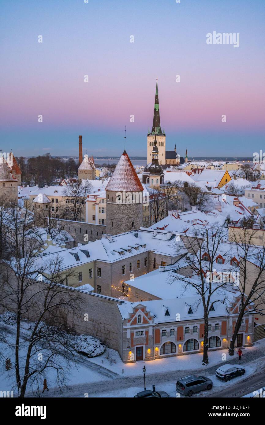 Oleviste kogudus Oleviste kirk e la città vecchia dalla piattaforma panoramica di Patkuli. Tallinn, Estonia. Foto Stock