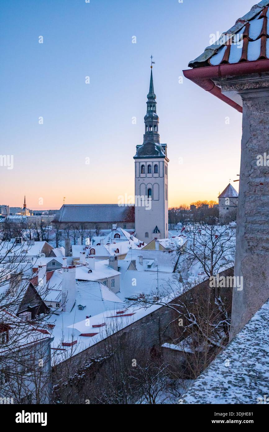 Guardando verso la chiesa di San Nicola, il museo Niguliste dalla piattaforma panoramica di Kohtuotsa Foto Stock