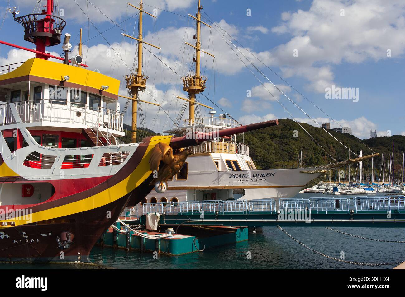 SASEBO, GIAPPONE - GENNAIO 2026: La nave pirata Pearl Queen attraccata al Kujukushima Pearl Sea Resort. Foto Stock