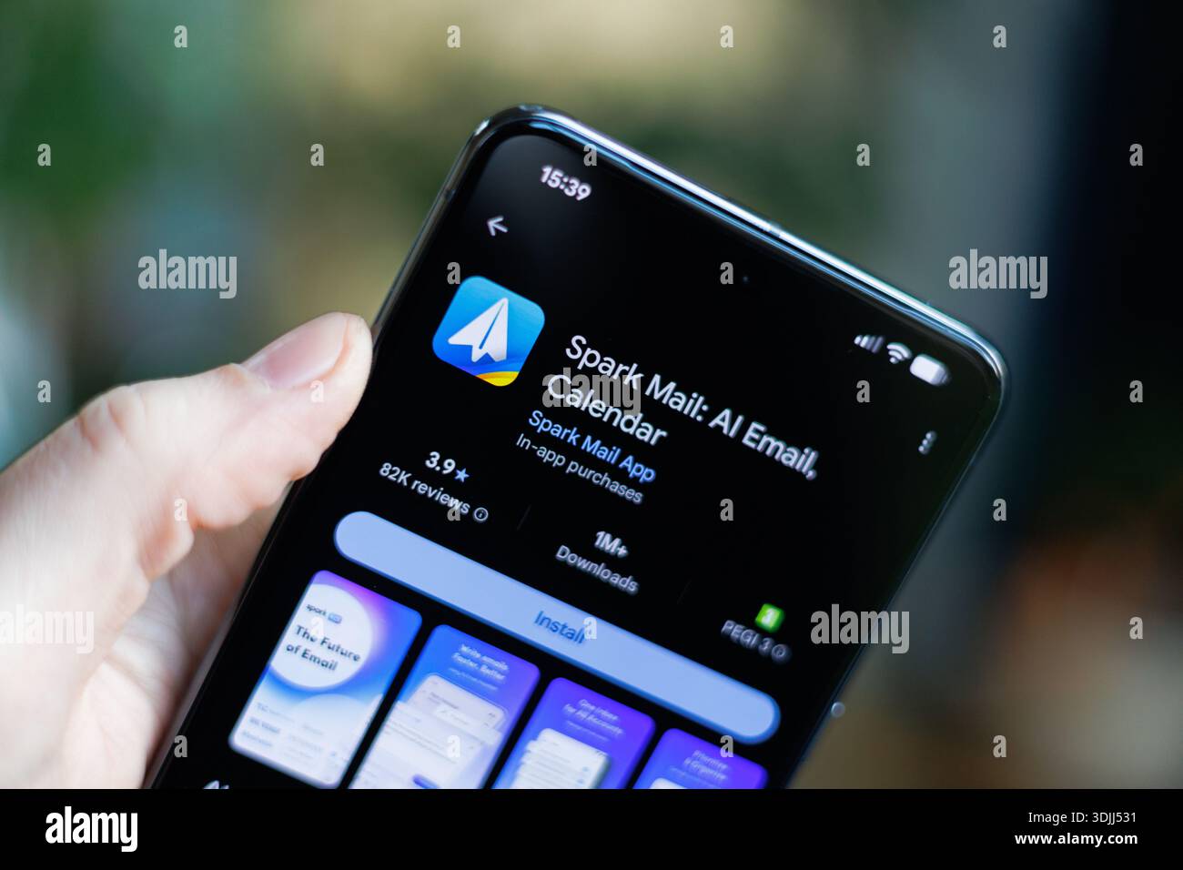 Immagine di stile di vita di uno smartphone che visualizza l'app Spark Me AI Email Calendar Foto Stock