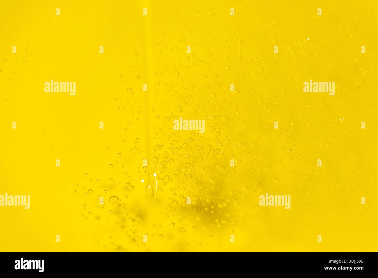 Flusso di olio vegetale non raffinato, grana macro, flusso di olio. Foto Stock