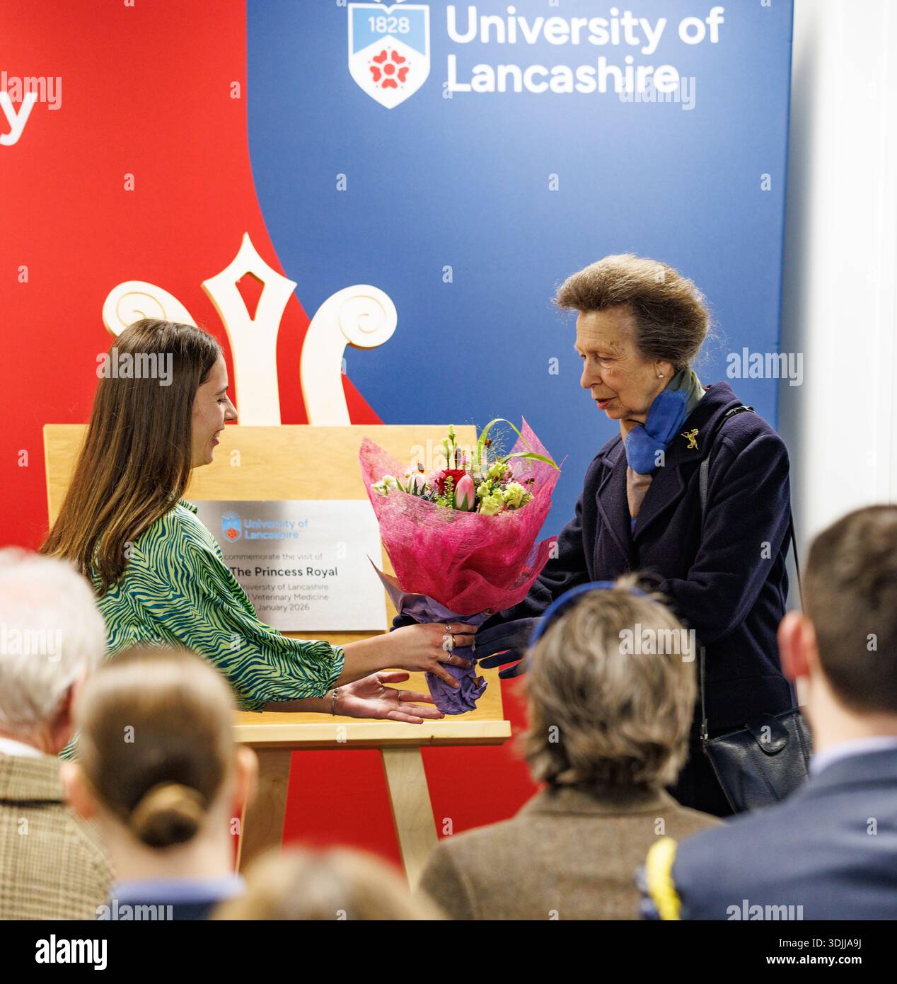 La Principessa reale viene presentata con Flowers all'Università del Lancashire Foto Stock