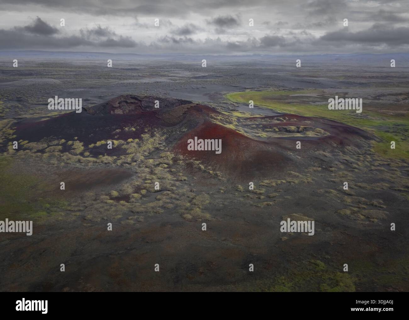 Vista aerea del paesaggio vulcanico, con crateri rossi profondi accostati ai verdi e ai grigi silenziosi, creando una scena di desolazione serena Foto Stock