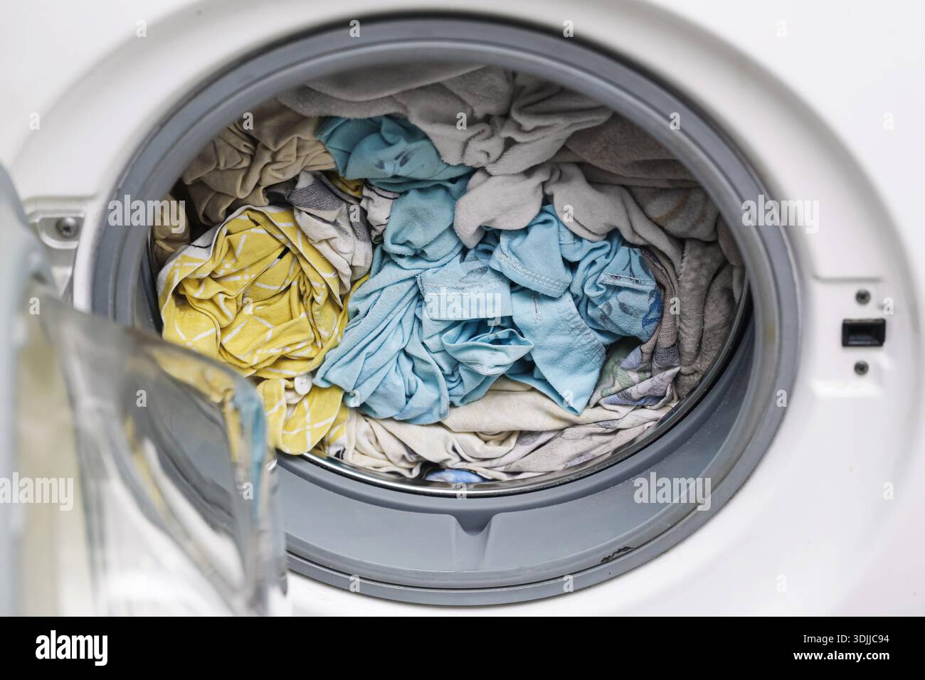 Lavatrice con lavatrice interna. Primo piano del ciclo di lavaggio dei vestiti. Interni di elettrodomestici. Routine domestica. Igiene domestica. Foto Stock