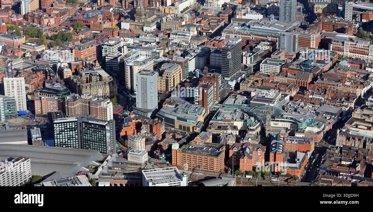 Vista aerea di Leeds guardando verso nord dalla stazione su Albion Street e dal centro commerciale Trinity Leeds. Park Row, Infirmary St e City Square sono in primo piano sulla sinistra. Foto Stock