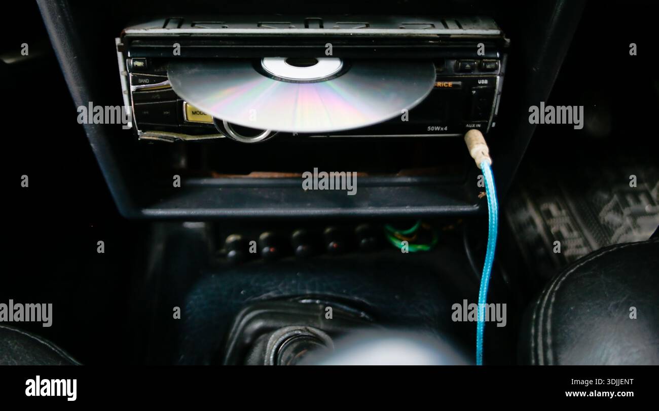 lettore dvd con disco sull'unità principale audio della vecchia vettura Foto Stock