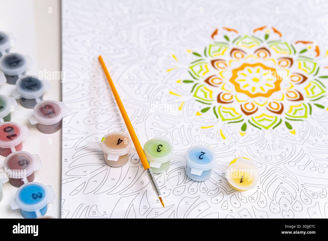area di lavoro con pittura mandala con forniture di pittura organizzate, un'organizzazione creativa di hobby che favorisce la gestione dello stress e la serenità artistica Foto Stock