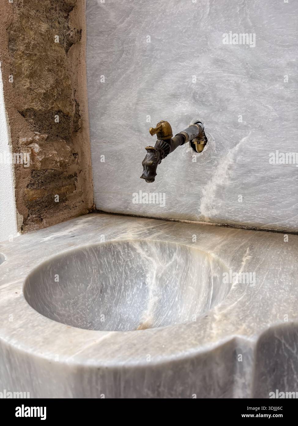 Rubinetto in bronzo ornato sopra un lavabo in marmo scolpito all'interno della residenza Benizelos (Αρχοντικό των Μπενιζέλων), una rara casa dell'epoca ottomana sopravvissuta in Una Foto Stock