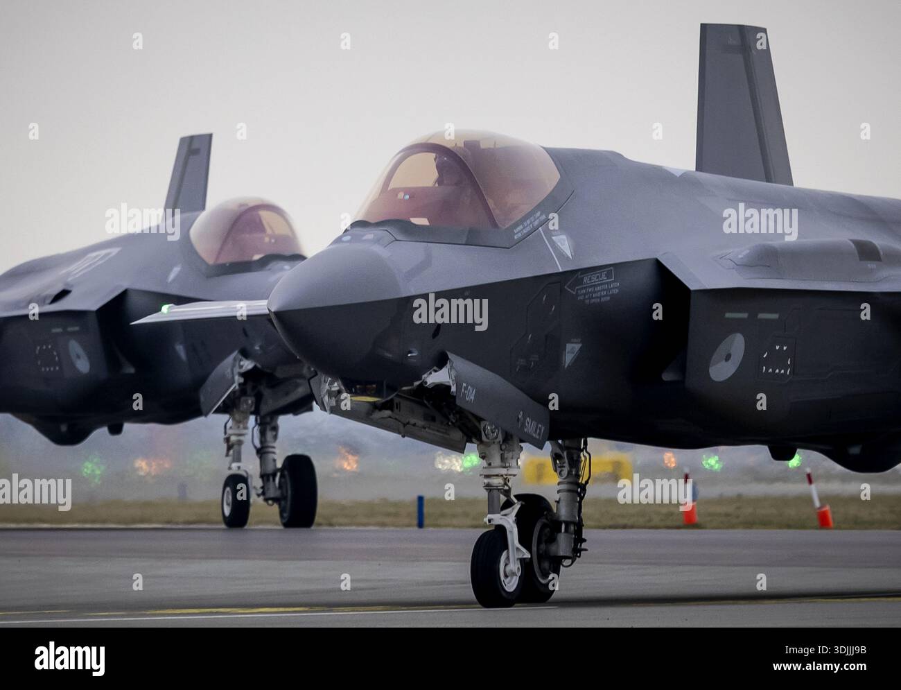 SCHIPHOL - F-35s taxi durante un esercizio. La Royal Netherlands Air Force si sta addestrando con quattro caccia F-35 e un aereo da trasporto e cisterna da Schiphol. ROBIN VAN LONKHUIJSEN / ANP netherlands Out - belgium Out Foto Stock