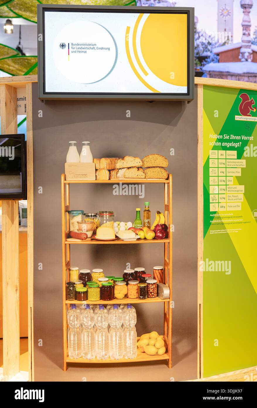 BERLINO, GERMANIA, 16 gennaio 2026: Foto di Un'esposizione di vari prodotti alimentari è allestita su scaffali in legno presso l'Internationale Grüne Woche Foto Stock