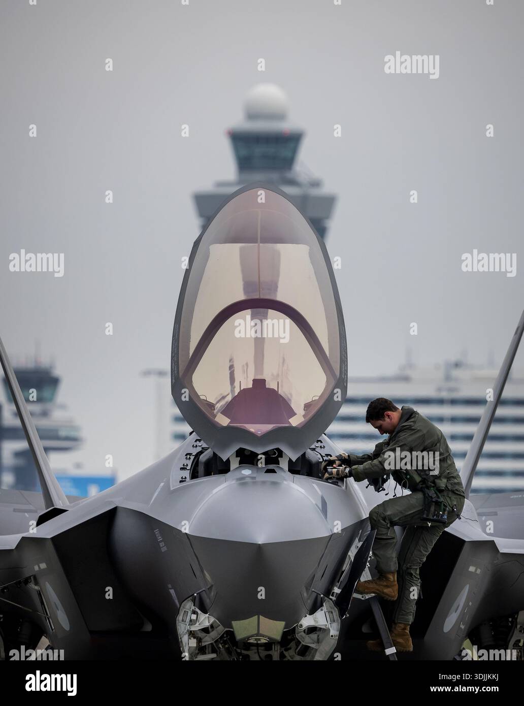 SCHIPHOL - un pilota di F-35 sul grembiule durante un esercizio. La Royal Netherlands Air Force si sta addestrando con quattro caccia F-35 e un aereo da trasporto e cisterna da Schiphol. ROBIN VAN LONKHUIJSEN / ANP netherlands Out - belgium Out Foto Stock