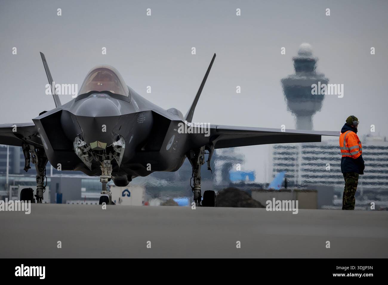SCHIPHOL - un F-35 sul grembiule durante un esercizio. La Royal Netherlands Air Force si sta addestrando con quattro caccia F-35 e un aereo da trasporto e cisterna da Schiphol. ROBIN VAN LONKHUIJSEN / ANP netherlands Out - belgium Out Foto Stock