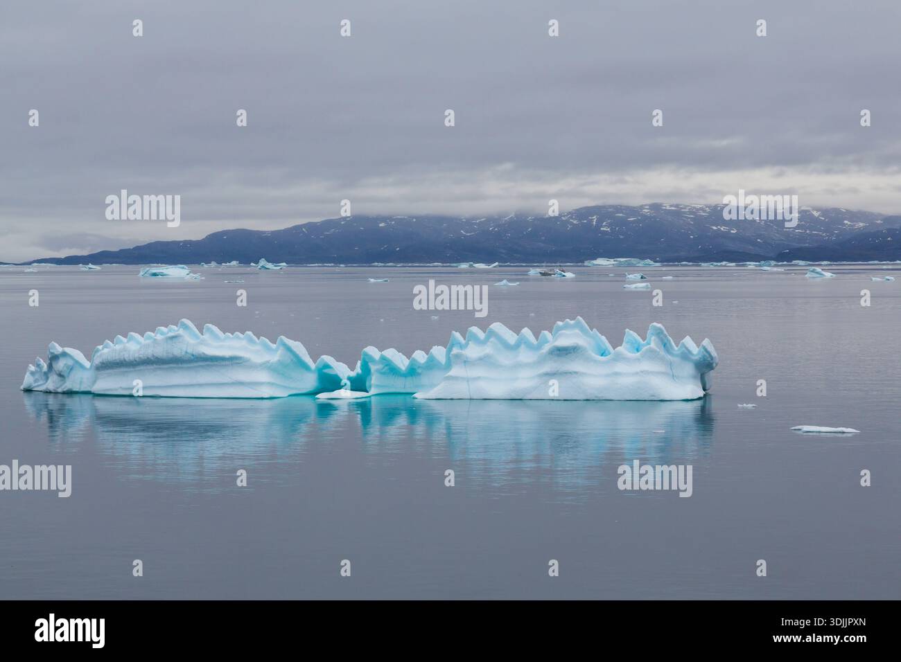 Iceberg sotto forma di mostro in Groenlandia a luglio Foto Stock