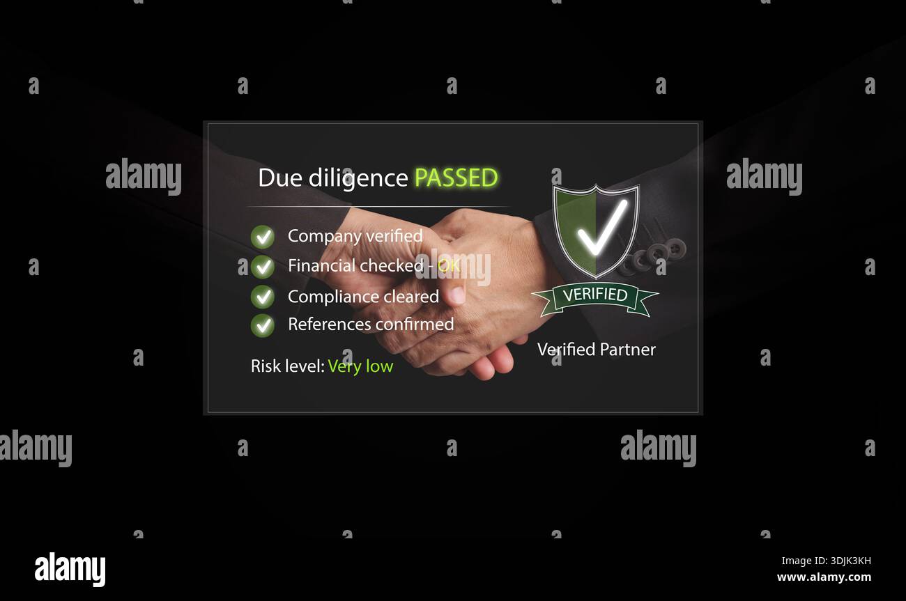 Concetto di due diligence aziendale con una stretta di mano che mostra fiducia, basso rischio e approvazione. Verifica aziendale, collaborazione solida, affidabilità e affidabilità Foto Stock