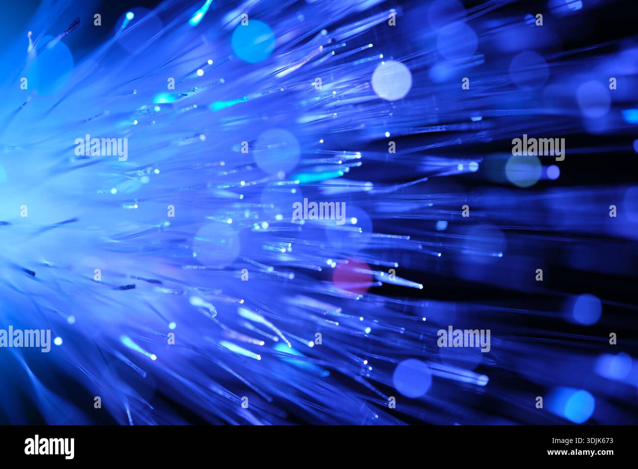 Filamenti in fibra blu e blu chiaro con punti luminosi e punti luce multicolore Foto Stock
