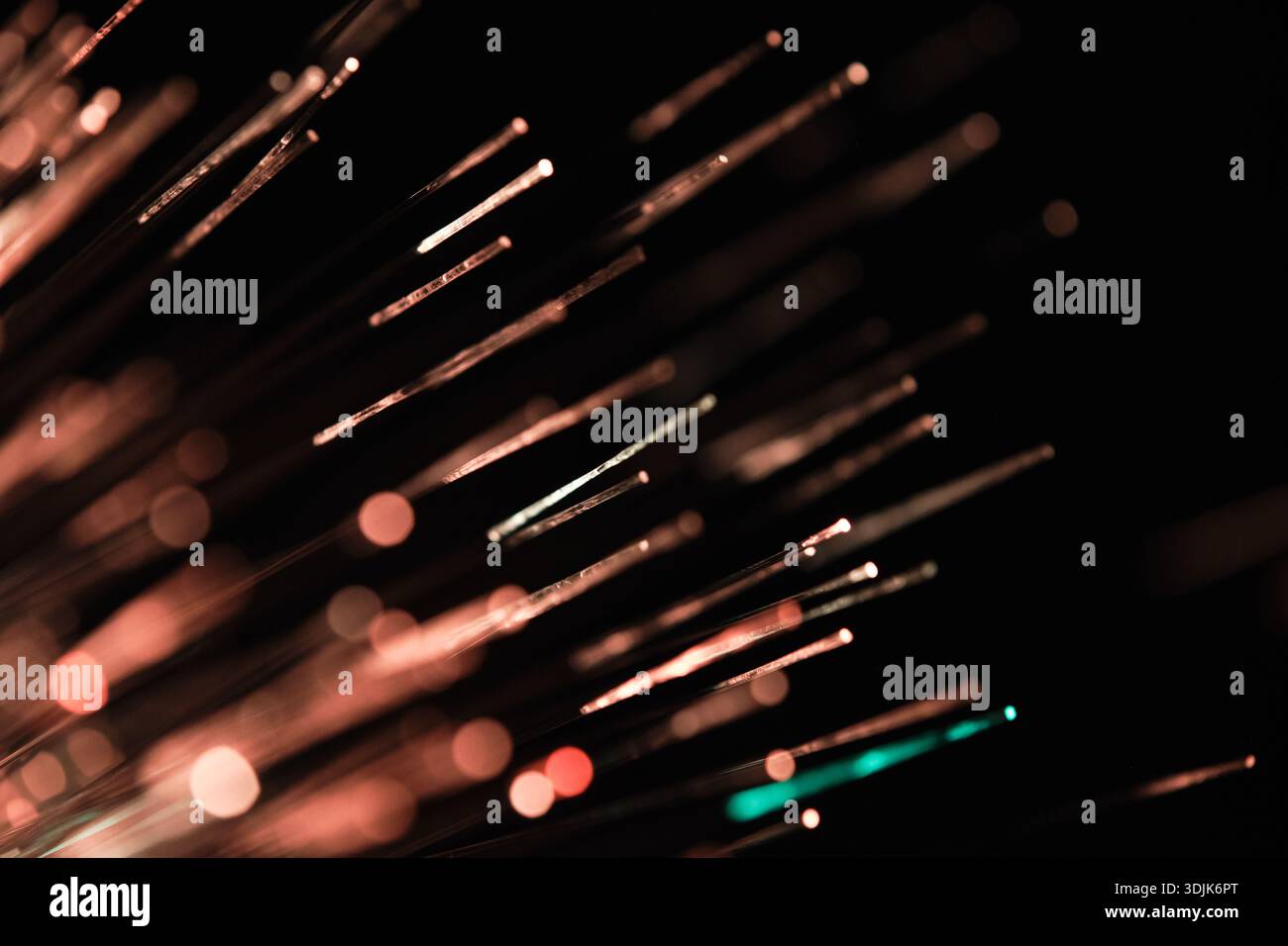 Calda luce arancione dei filamenti ottici. Flusso di energia digitale astratto Foto Stock