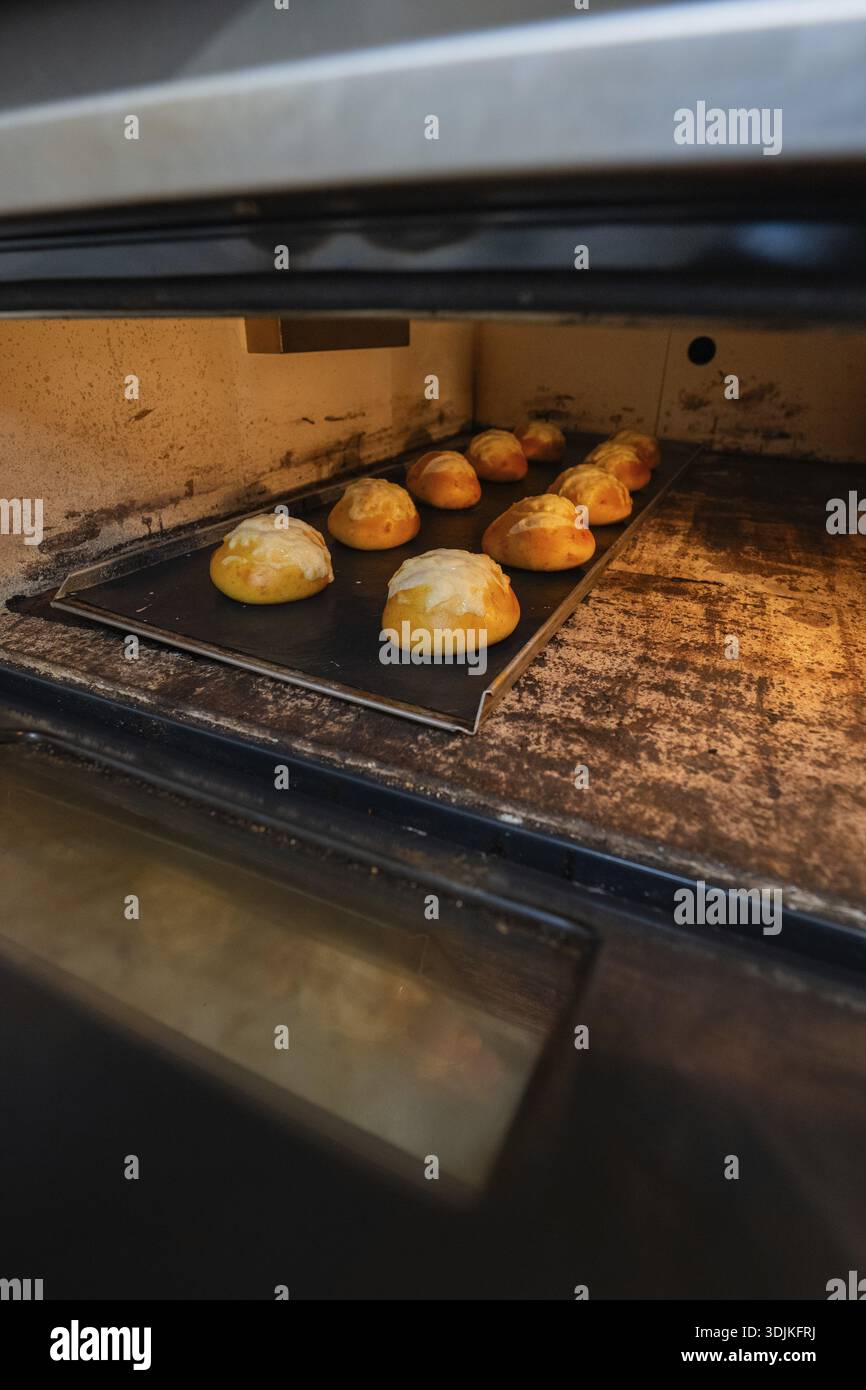 I panini vengono cotti nel forno, la superficie è marrone dorato e croccante, panini da forno, Haselstaller Hof, Gechingen, Germania Foto Stock
