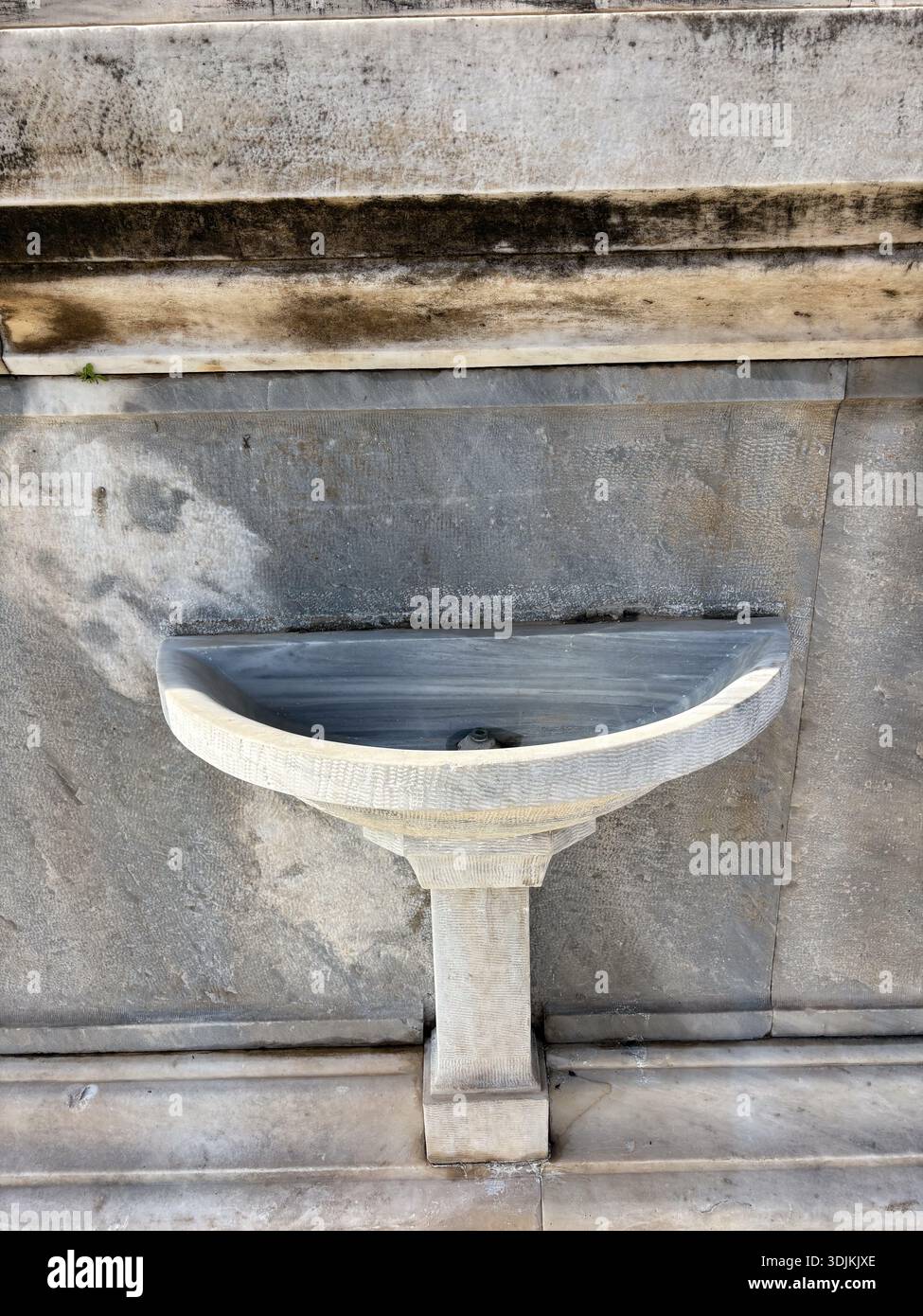 Bacino della fontana presso lo stadio Panathenaic (Παναθηναϊκό Στάδιο). Dettaglio della costruzione in marmo pentelico, Atene, Grecia. Foto Stock