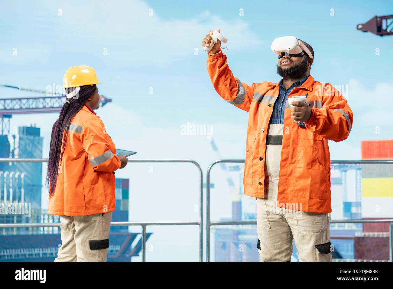 I colleghi della piattaforma offshore che supervisionano le operazioni del ponte con dispositivi di protezione VR, garantendo la conformità ai protocolli di sicurezza. Gli ingegneri eseguono la manutenzione dei carri di perforazione utilizzando la tecnologia della realtà virtuale Foto Stock